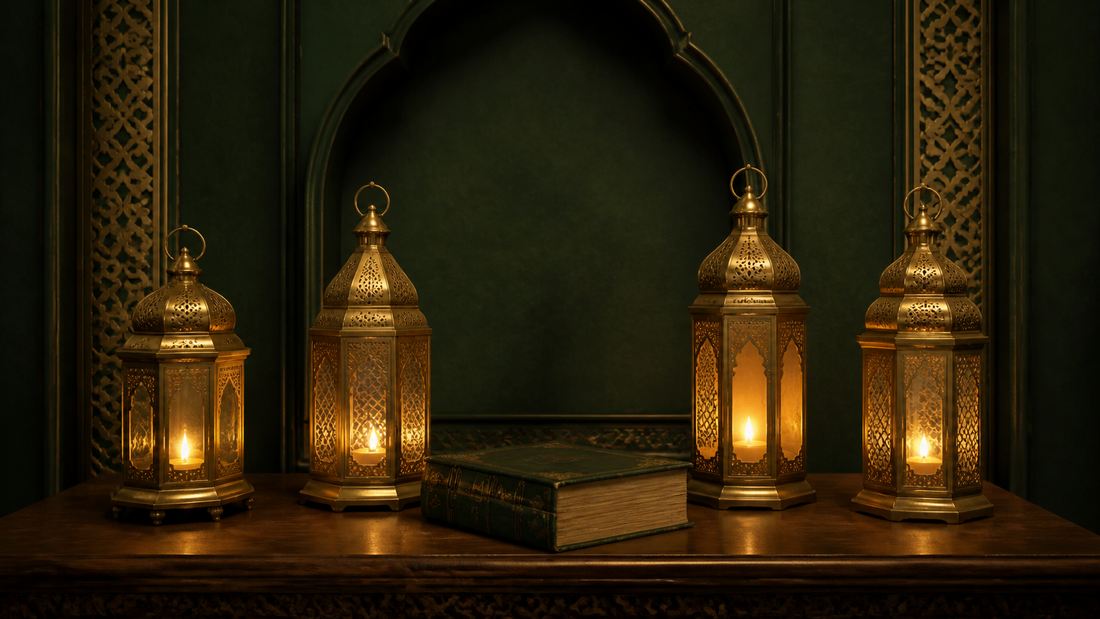 Cuatro faroles de latón encendidos junto a un libro histórico sobre fondo verde oscuro