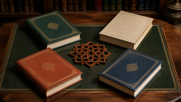 Cuatro libros de estudio dispuestos de forma equilibrada alrededor de un motivo geométrico