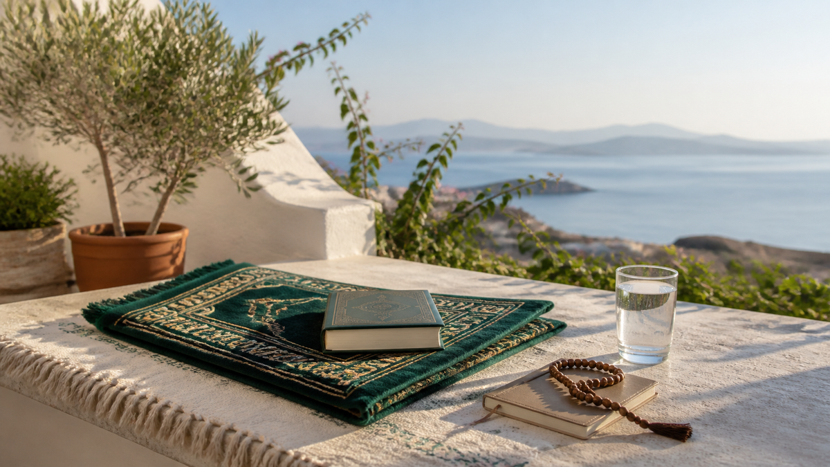 Alfombra de oración, Corán cerrado y cuaderno en una terraza mediterránea de verano